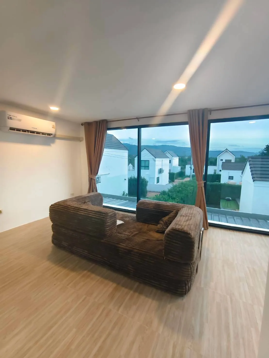 ห้องนอน 4 ชั้นสอง ชมวิวภูเขาจาก Sofa-bed นั่งเล่นนอนเล่นได้นุ่มสบาย