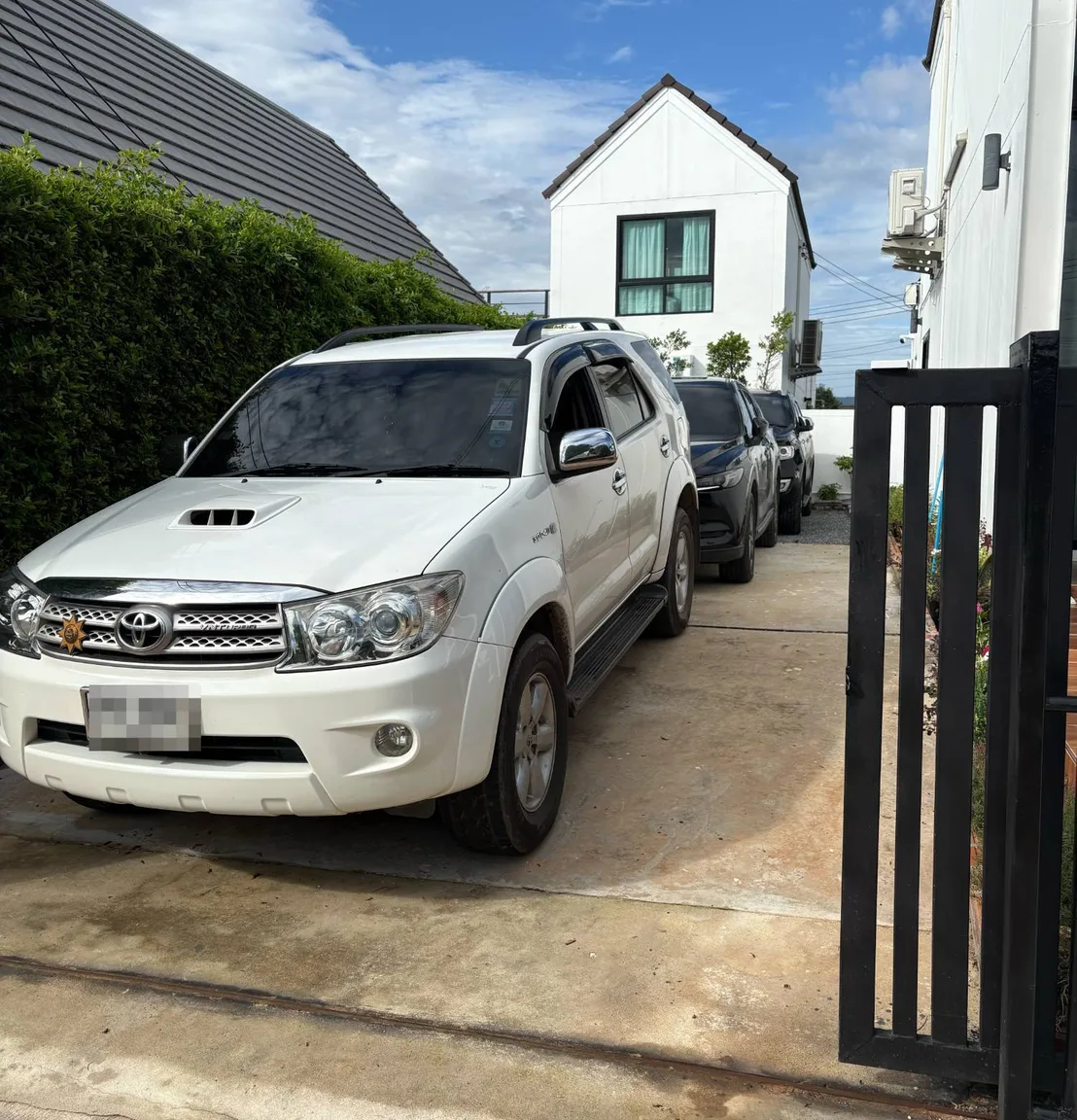 จอดรถ SUV ได้ 3 คันในบริเวณบ้าน (รั้วปิด)